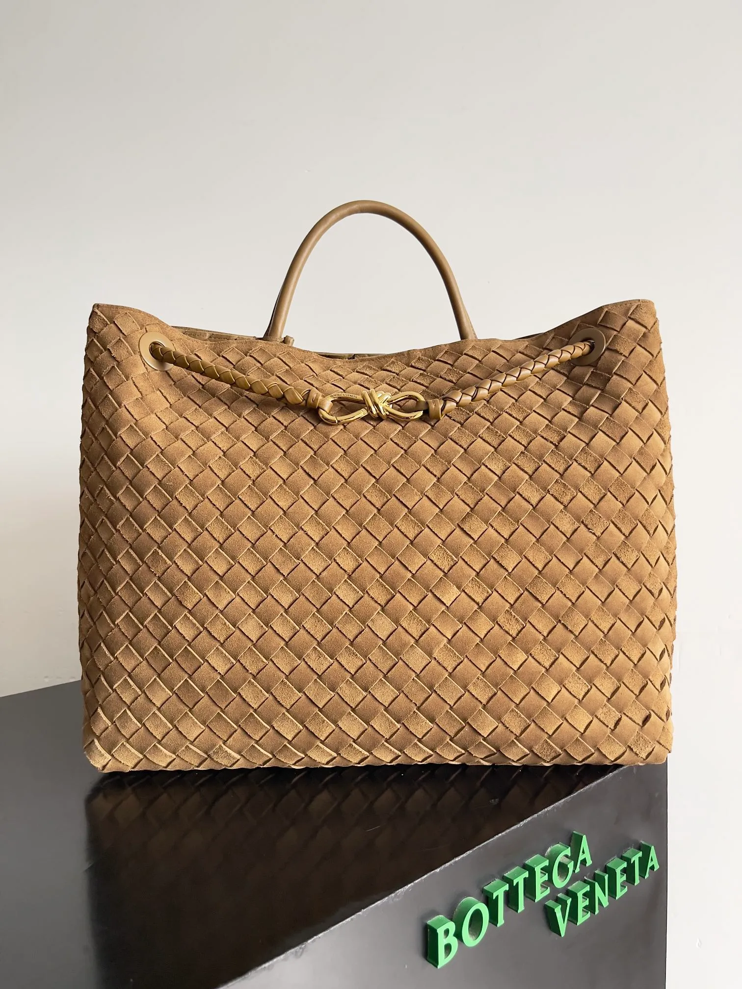 Batch 3760 Recently, the same style of bag that celebrities love is both high-end and practical. Michelle Yeoh, Kim Namjoon, Jing Boran, Tong Liya, Sun Qian, Wu Qianyu, Du Juan, Ma Yili and Bai Baihe are all carrying Bottega Veneta summer series Andiamo handbags. Andiamo has a simple structure and rounded lines. The whole piece is made of Nappa leather. It is comfortable, soft and dynamic. It adds interest to daily life and can be easily matched with various styles. Andiamo handbags are available in three sizes: small, medium and large. There are many colors to choose from, which can meet different needs. You can really carry it whether it is daily or attending events. Style number: 743575 Size: 45*22*34cm